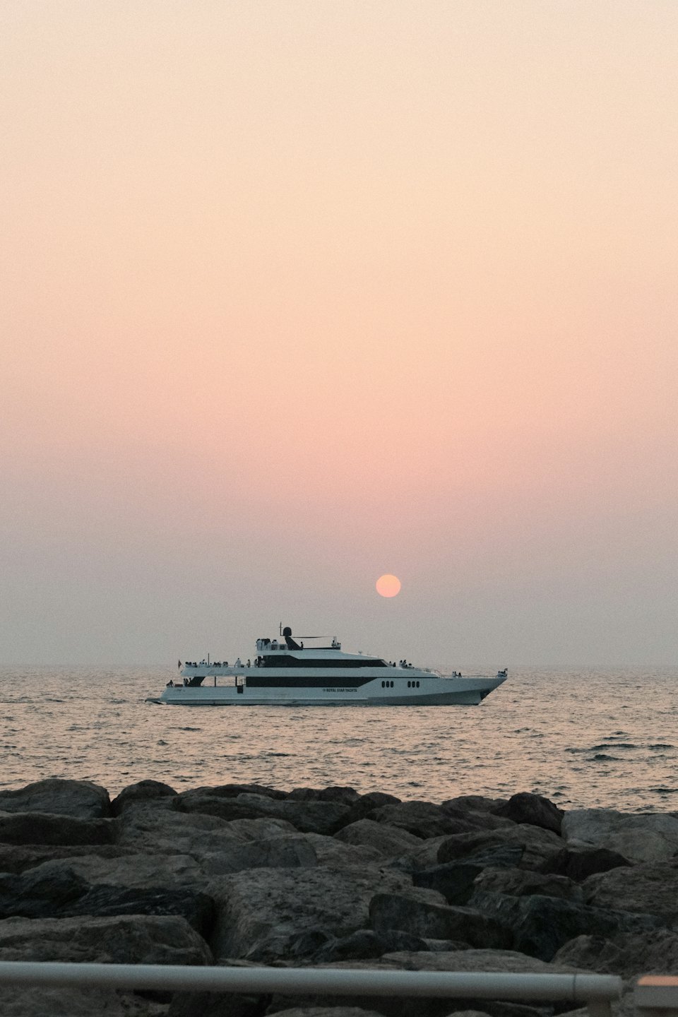Uno yacht naviga sul mare al tramonto.
