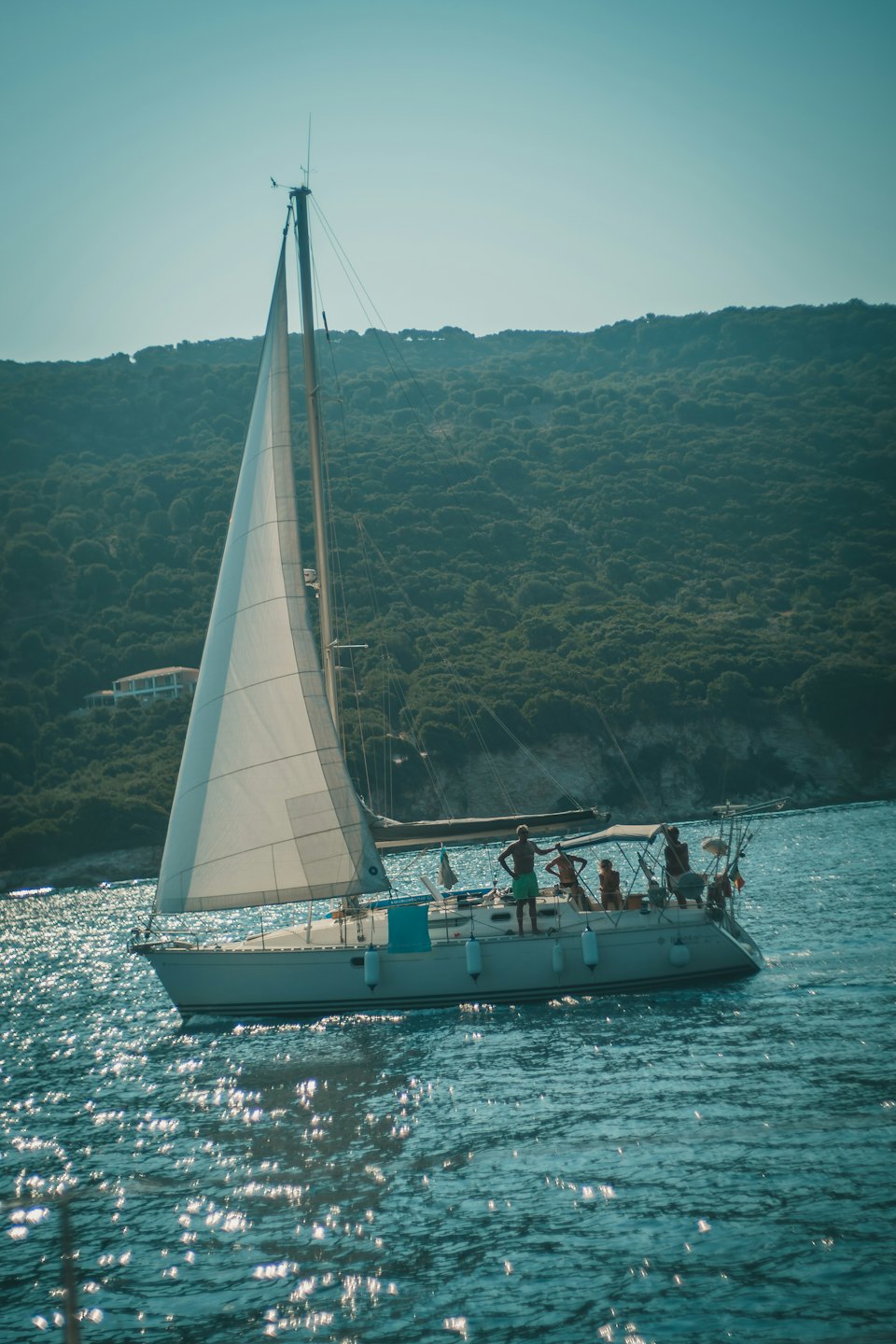 Persone che navigano su una barca bianca attraverso l'acqua.